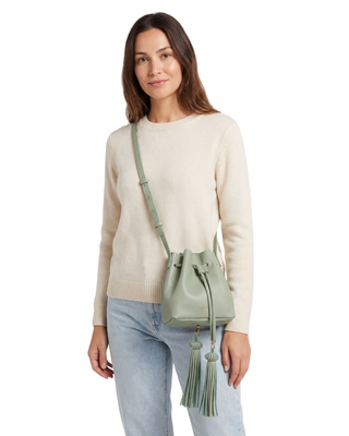 Lechuza Leather bucket bag cuero plena flor negro detalle — SABANDIJA